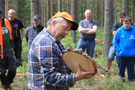 Skogdag i Solør hvor skogbruksleder Lars Erik Engebretsen forteller om den biologiske og økonomiske effekten av gjødsling.