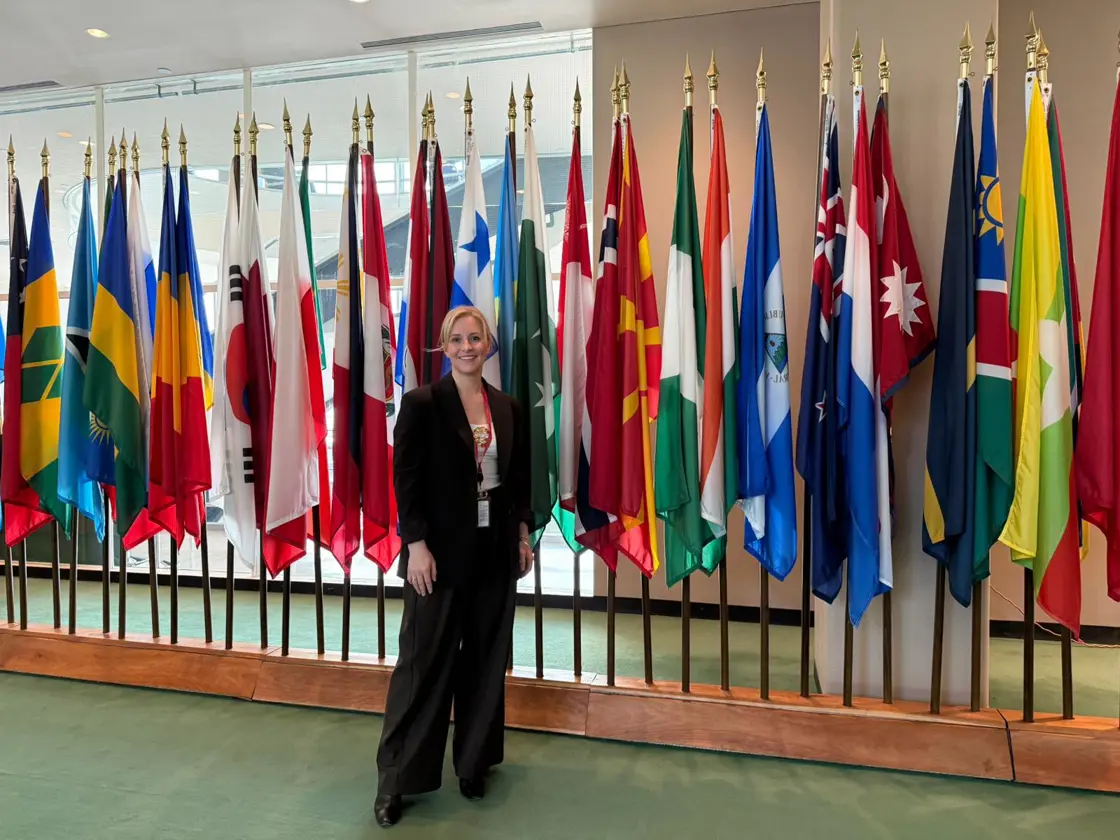 Statssekretær Sigrid Ina Simonsen foran det norske flagget i FN