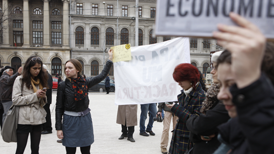 Kvinner bærer protestplakater på demonstrasjon.