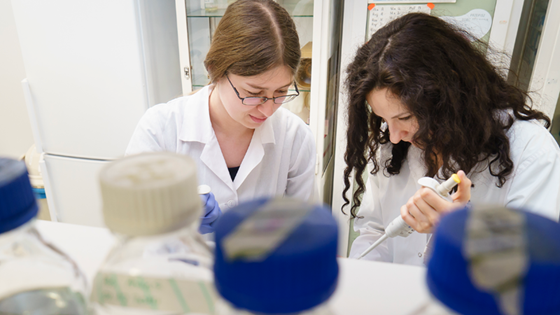 To kvinner samarbeider i et laboratoriet.