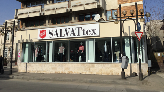 Utenfor en Salvatex-butikk i Romania