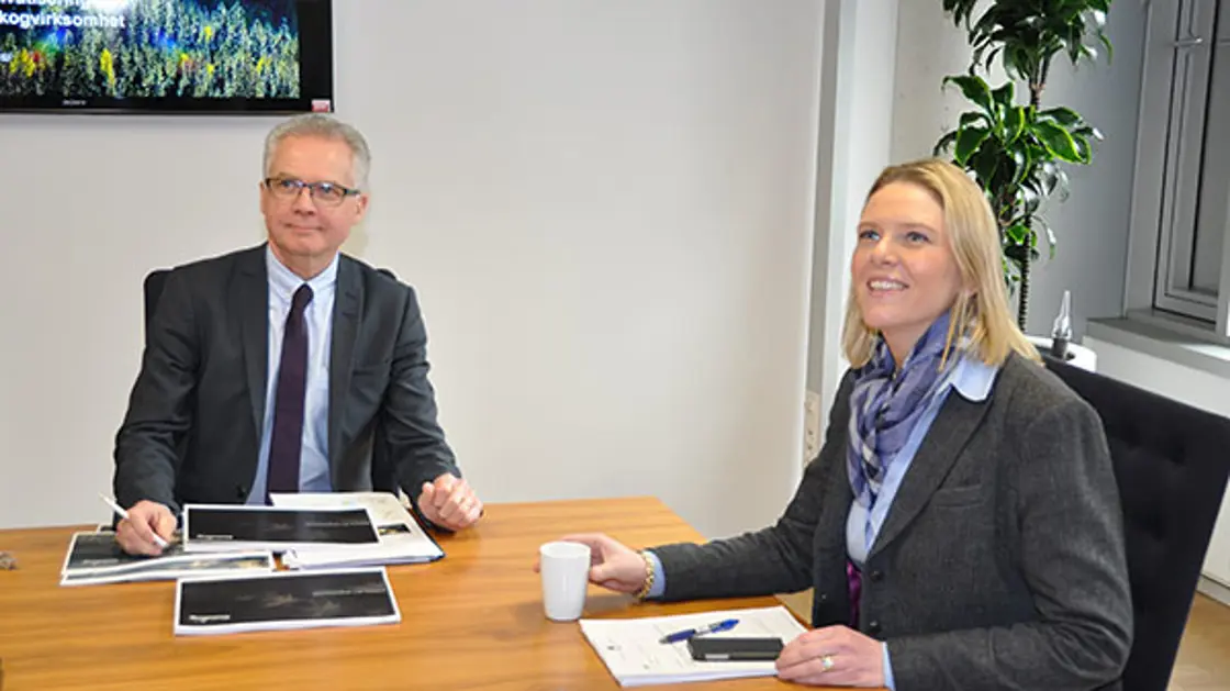 Styreleder i Statskog SF,  Gunnar Olofsson, presenterte i dag utredningen om privatisering av foretakets skogvirksomhet for landbruks- og matminister Sylvi Listhaug. Foto: Landbruks- og matdepartementet