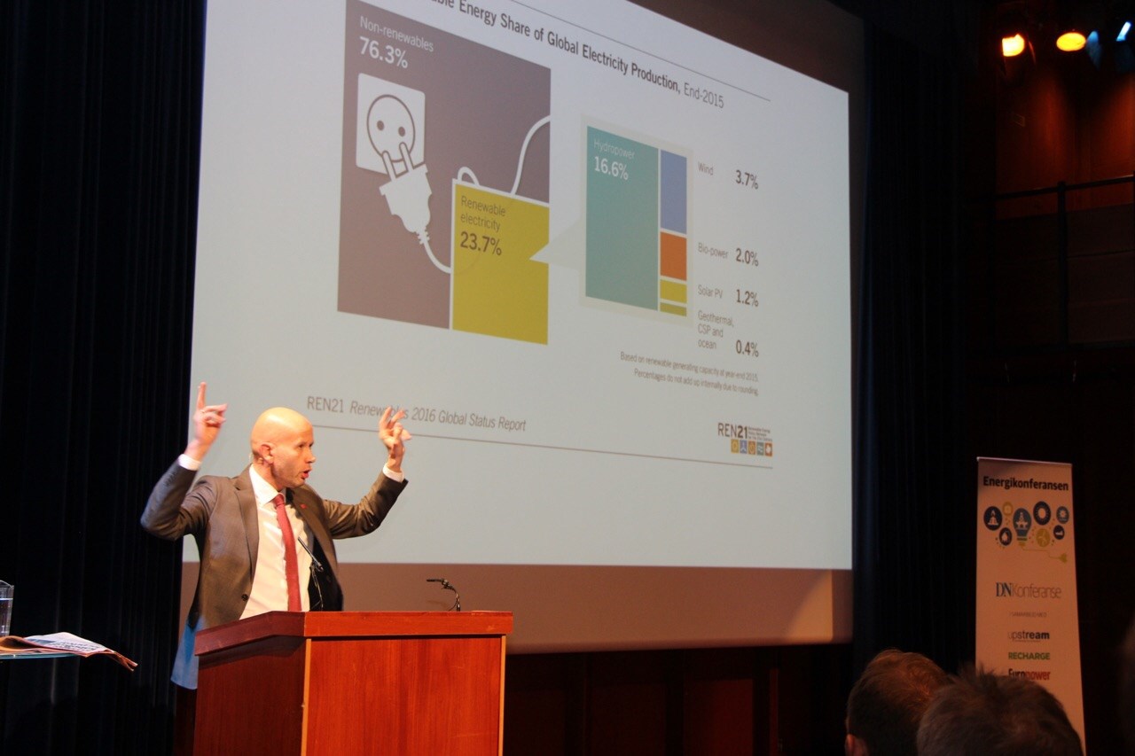 Tord Lien holdt foredrag under DNs energikonferanse (foto:EBM/OED).
