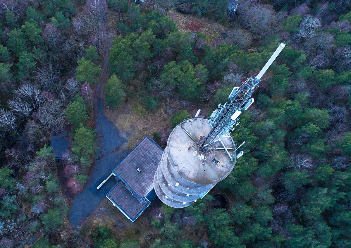 Oversiktsbilde av et mobiltårn omgitt av skog på Odderøya i Kristiansand.
