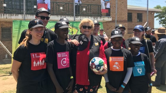 Statsminister Erna Solberg sammen med barn og ungdom i Alexandra Township i Sør-Afrika.