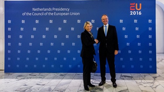 Næringsminister Monica Mæland sammen med Nederlands økonomiminister Henk Kamp.