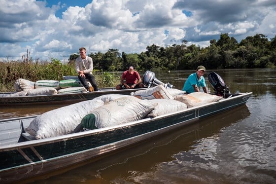 Båter på elv i Amazonas