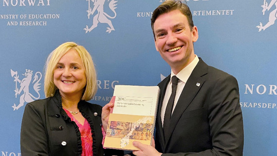 Utvalgsleder Helga Aune overleverer NOU 2020:3 til forsknings- og høyere utdanningsminister Henrik Asheim.