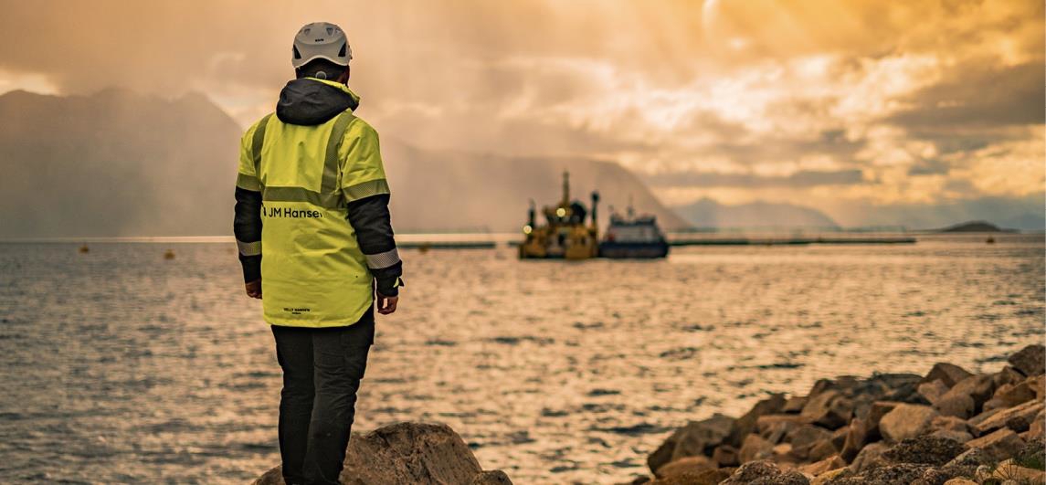 Et bilde som inneholder utendørs, bakke, person, fisking

Automatisk generert beskrivelse