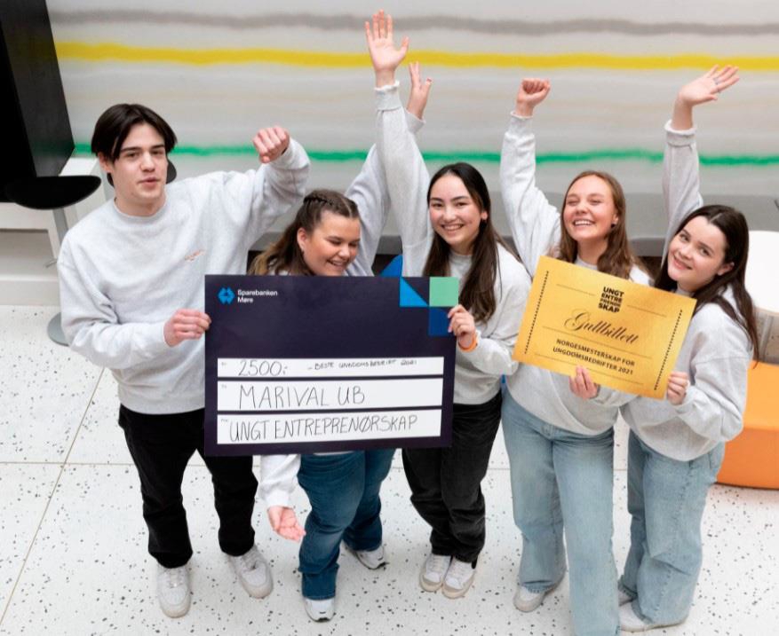 Et bilde som inneholder bakke, person, gruppe, poserer

Automatisk generert beskrivelse