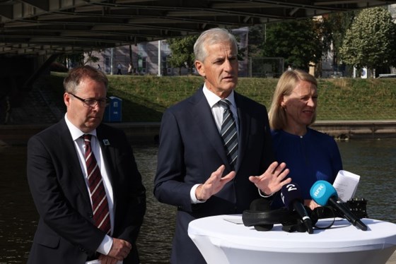 Prime Minister Jonas Gahr Støre together with Minister of Foreign Affairs, Anniken Huitfelt, and Minister of Defence, Bjørn Arild Gram, during a press conference regarding the NATO Summit in Vilnius. 