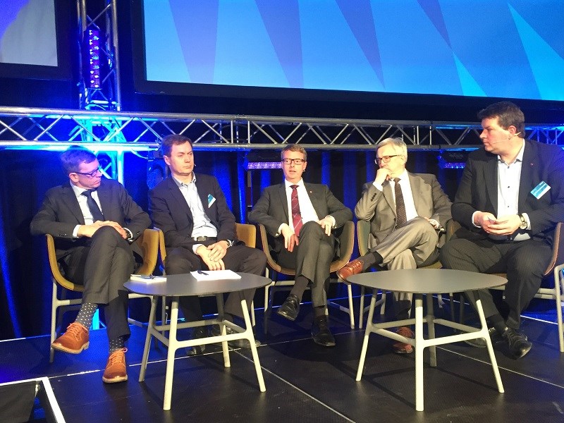 Paneldebatt under Offshore strategikonferansen. F.v. Kjetil Alstadheim, Knut Sunde, Terje Søviknes, Karl Eirik Schjøtt-Pedersen og Hans-Christian Gabrielsen. (foto: HEV/OED)