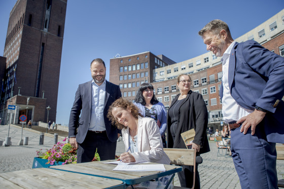  forbindelse med signeringsseremonien deltok Konstituert administrerende direktør i Celsio, Knut Inderhaug, byråd for næring og eierskap Victoria Marie Evensen og olje- og energiminister Terje Aasland. 