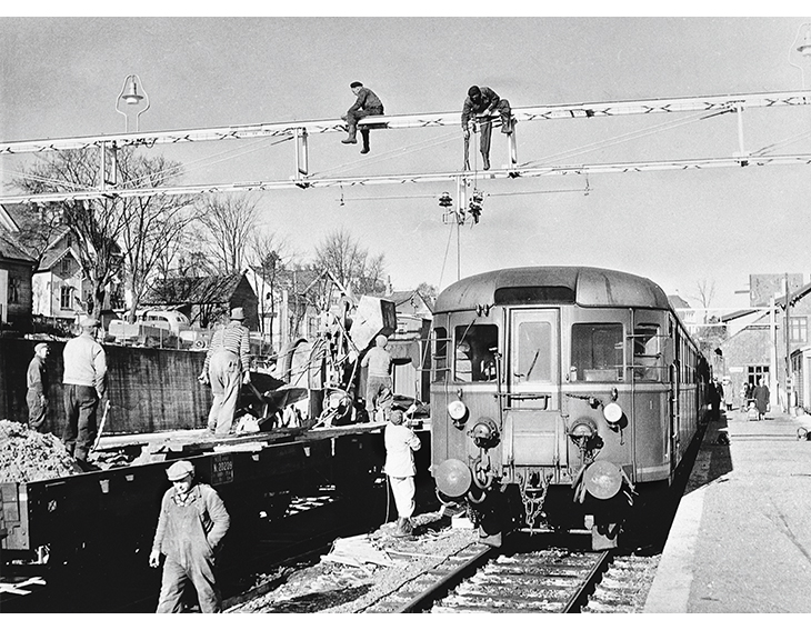 Figur 2.11 Jernbanens elektrifisering: Montering av kontaktledningsanlegget på Stavanger stasjon.
