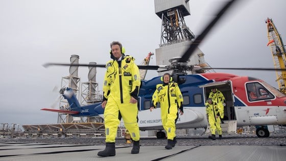 Bilde av olje- og energiminister Terje Aasland som ankommer Njord i helikopter