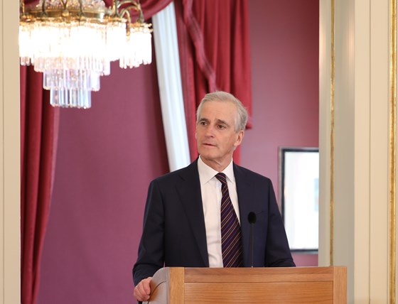 Statsminister Jonas Gahr Støre gir regjeringens beklagelse til skeive.