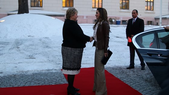Dronning Rania ønskes velkommen til Statsministerens kontor av statsminister Erna Solberg.