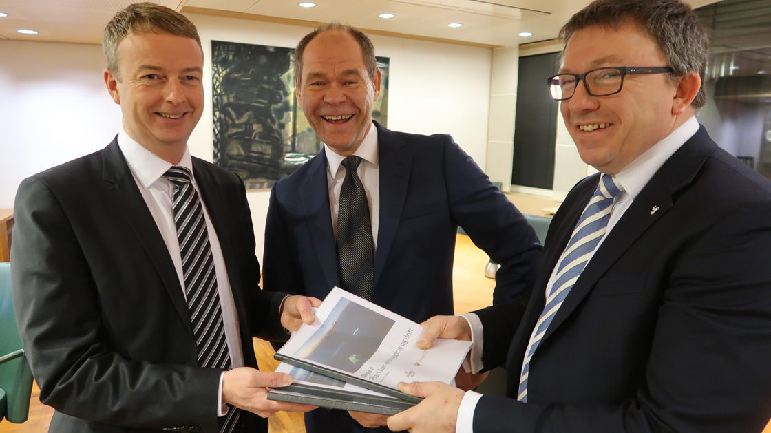 Statsråd Søviknes, Jan Kåre Risbakk og Karl Johnny Hervik