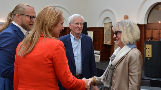 Kulturminister Linda Hofstad Helleland hilser på Inger og William Ginsberg.