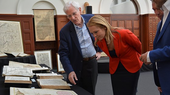 William Ginsberg viser kulturminister Linda Hofstad Helleland noen av kartene.