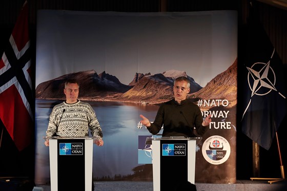 Bildet viser forsvarsminister Frank Bakke-Jensen og NATOs generalsekretær Jens Stoltenberg under øvelse Trident Juncture 2018 i Norge. 