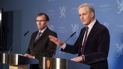 Utenriksminister Espen Barthe Eide og statsminister Jonas Gahr Støre holder pressekonferanse, står ved talerstoler mot en blå bakvegg med riksløver.