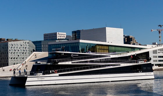 Elektrisk båt foran Operaen i Oslo