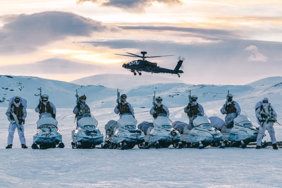 Artillerijegere fra Artilleribataljonen trener på ildledelse med britiske Apache kamphelikoptre fra 656 Squadron Army Air Corps, på øvelse i Setermoen skytefelt på Bardufoss.