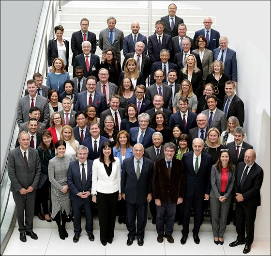 Deltakere i et internasjonalt toppmøte om reiseliv I OECD I Paris - et gruppebilde
