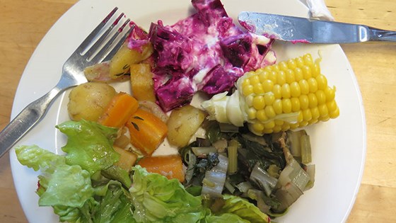 Tallerken med grønnsaker – sesongbasert og bærekraftig.