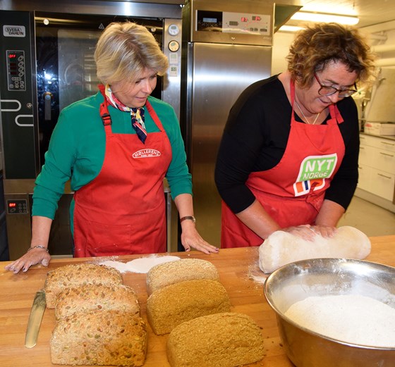 Administrerende direktør i Matmerk Nina Sundquist og landbruks- og matminister Olaug Bollestad baker mirakelbrød.