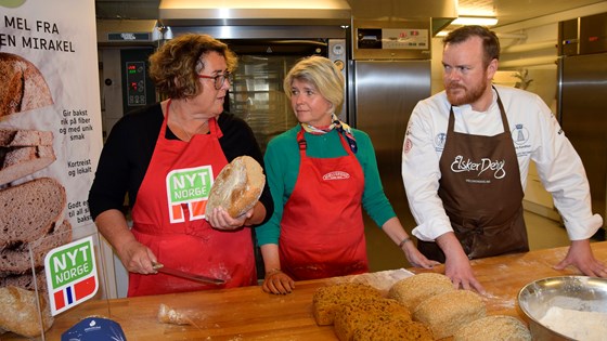 Landbruks- og matminister Olaug Bollestad, administrerende direktør i Matmerk Nina Sundquist og baker Ole John Berntsen fra Naustdal Bakeri.