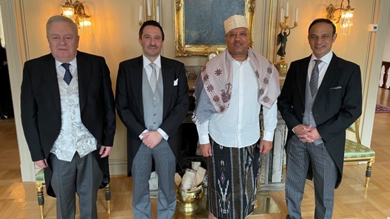 Bilde av de fire ambassadørene fra Georgia, Kypros, Djibouti og Bangladesh i formell bekledning i regjeringens representasjonsanlegg. 