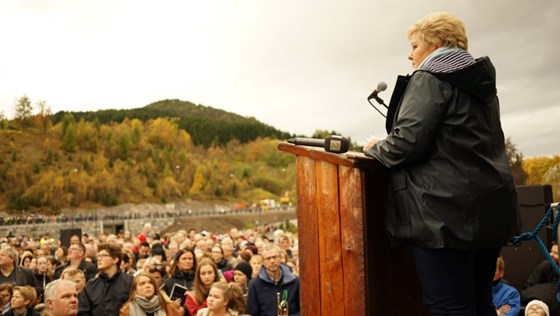 Erna Solberg på talerstolen under opninga av Tresfjordbrua i Møre og Romsdal.