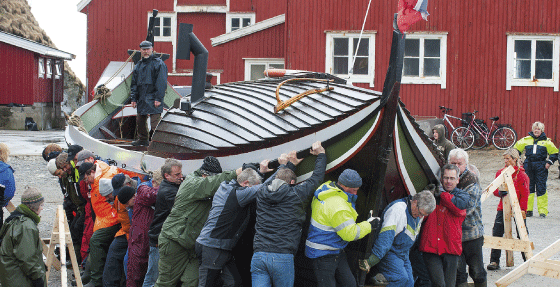 Figure 8.4 Enthusiasts from the Salta Coastal Association put their backs into getting “Nordlendingen” back into the water after a winter on land.
