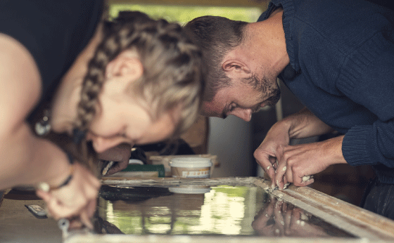 Figur 8.9 Kurs i vindusrestaurering i Å i Lofoten i regi av Fortidsminneforeningen.
