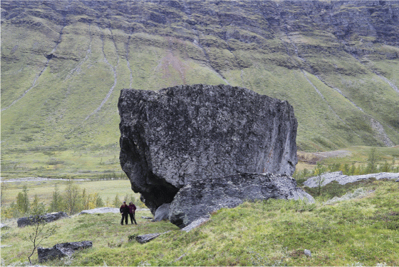 Figur 9.5 Nissonašgállu er en sieidi, en samisk offerstein, i Skardalen/Skárfvággi i Kåfjord kommune.
