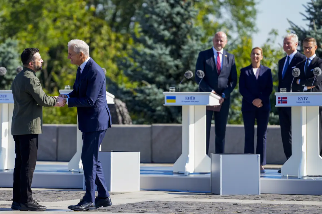Statsministeren håndhilser på den ukrainske presidenten. I bakgrunnen står noen av de andre statslederne fra Norden og Baltikum