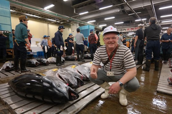 Fiskeriminister Per Sandberg på auksjon på verdens største fiskemarked i Tokyo. Foto: NFD