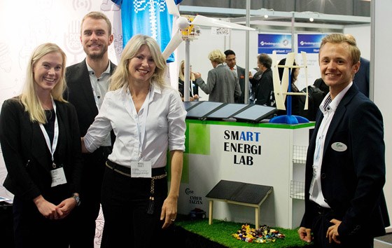 På bildet er Ingrid Feyling (forsker), Helleik L. Syse (prosjektleder) og Siri Kalvig (leder) i Forskningsnettverket for miljøvennlig energi ved UiS, samt Birger Clementsen, prosjektmedarbeider i Lyse.