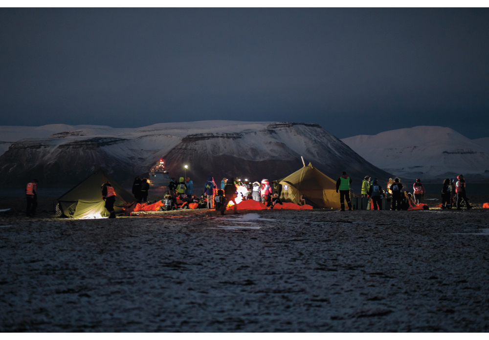 Figure 10.3 Exercise Svalbard. Passengers from the accident vessel jumped or were thrown into the water in Billefjorden. The Governor of Svalbard’s helicopters evacuated passengers to land (Brucebyen), where a temporary reception centre was set up and manned by ...