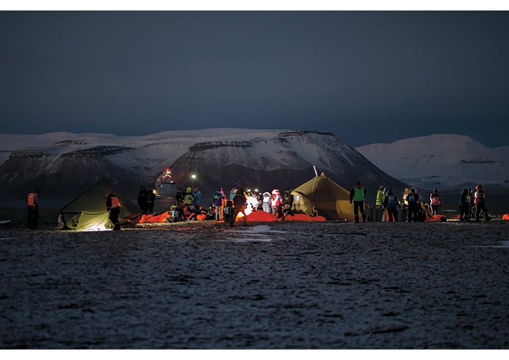 Figur 10.3 Øvelse Svalbard. Passasjerer fra ulykkesfartøyet ble kastet/hoppet i vannet i Billefjorden. Sysselmannens helikoptre evakuerte passasjerer inn til land (Brucebyen) hvor det ble etablert et midlertidig mottak. Her jobbet politi, helse og frivillige fr...