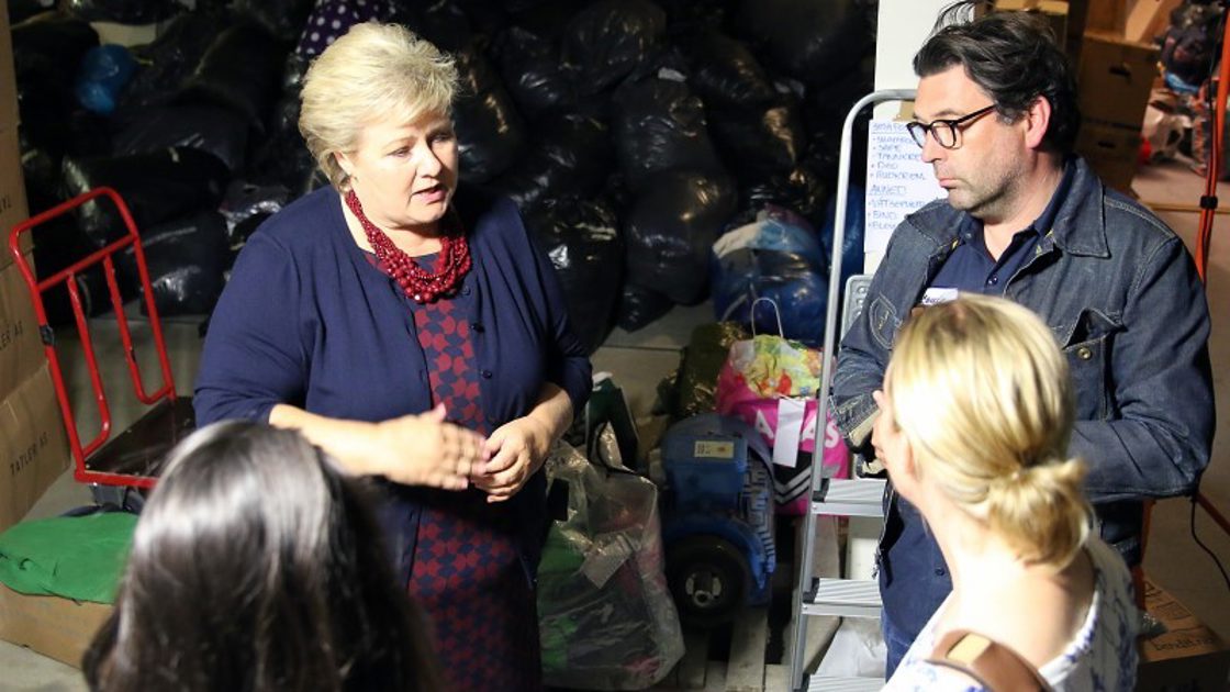 Statsminister Erna Solberg besøkte nylig frivillige som organiserer innsamling av klær og annet utstyr til flyktninger som kommer til Oslo. Her snakker statsministeren med blant andre initiativtaker Hilde Hagerup og Jan Vardøen i gruppa Refugees Welcome to Norway.