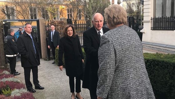Statsminister Erna Solberg tar i mot Californias guvernør Jerry Brown utenfor statsministerboligen.