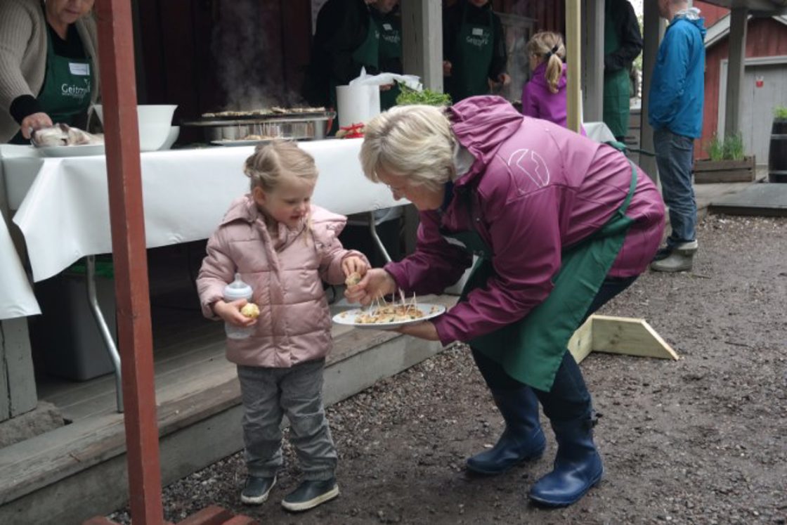 Fiskeriministeren serverer fiskekaker til barn