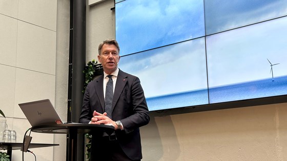 Bilde av olje- og energiminister Terje Aasland etter å ha mottatt NVEs arbeid med å identifisere nye områder for havvind på norsk sokkel 25. april 2023. 