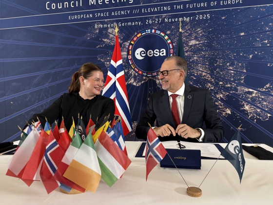 Cecilie Myrseth og Joseph Aschbacher under signeringen