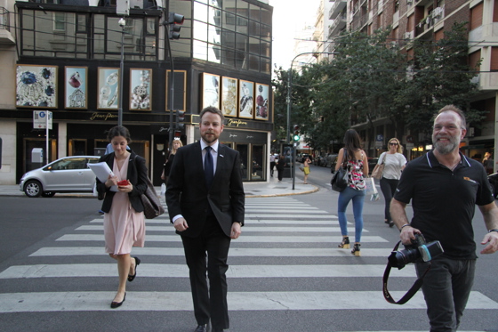 Torbjørn Røe Isaksen krysser gata