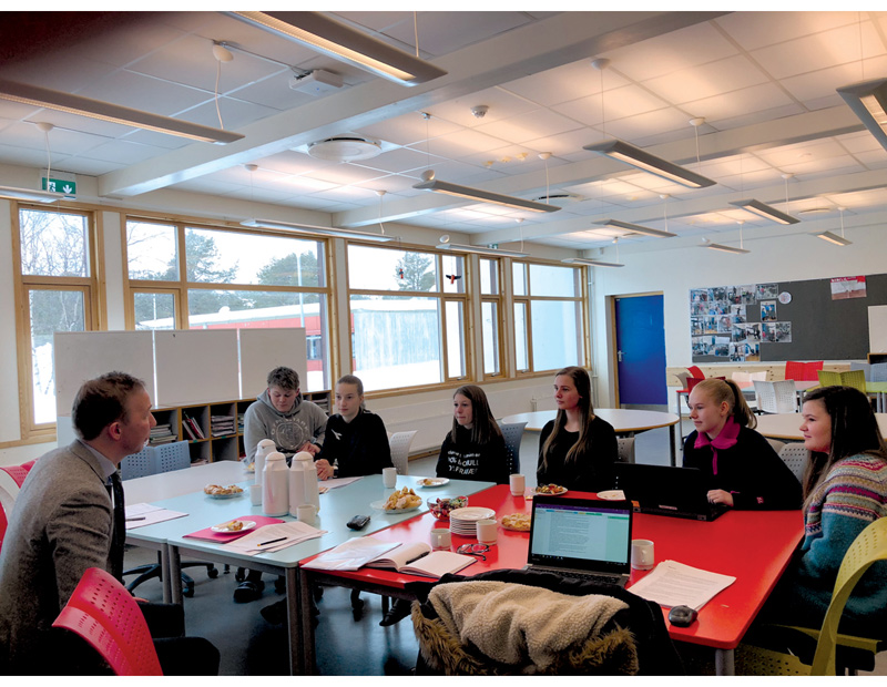 Figur 3.2 Utvalgsleder Jon Christian Fløysvik Nordrum i samtale med elever på Sandfallet ungdomsskole i Alta kommune
