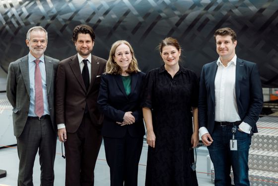 Bildet viser Næringslivsdelegasjonen besøkte Isar Aerospace i München. (F.v) Christian Hauglie-Hanssen fra Direktoratet for romvirksomhet, Vegard Grøslie Wennesland, statssekretær i Nærings- og fiskeridepartementet, Laila Stenseng, Norges ambassadør til Tyskland, næringsminister Cecilie Myrseth og Josef Fleischmann, grunnlegger og medstifter av Isar.